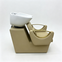 Fauteuil de lavage de luxe pour salon de coiffure, en cuir PU beige, avec accoudoirs dorés et bac en céramique blanc