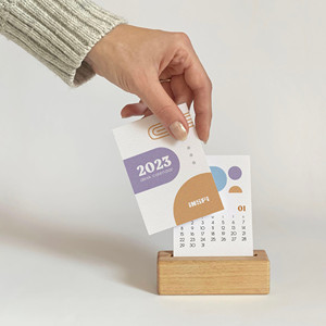 Impression personnalisée 2023 Mini <span class=keywords><strong>bureau</strong></span> calendrier mensuel carte avec <span class=keywords><strong>support</strong></span> en bois - Product Image 1