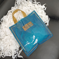 Sac fourre-tout en plastique personnalisé recyclable avec sangle et poignée anti-humidité pour l'emballage de vêtements en magasin