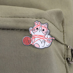 Schattige kat die met rood garen speelt, emaille pin, cartoon kitten broche voor rugzakdecoratie - Product Image 4