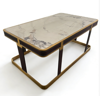 Table basse de luxe moderne avec plateau en marbre, structure en acier inoxydable doré et pieds recouverts de cuir pour salle VIP KTV