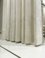 100% polyester, jacquard haute densité, motif paisley, aspect raffiné. Parfait pour les rideaux, les housses de canapé et plus encore.