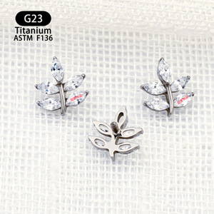 Boucles d'oreilles en titane F136 en forme de feuille avec incrustations de zircon pour piercing du cartilage de l'oreille - Product Image 4