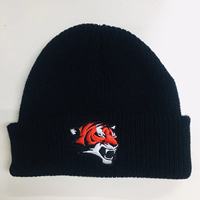 Chapeau d'hiver en tricot en gros avec étiquette tissée personnalisée, bonnet en tricot, broderie plate avec pompon en fourrure