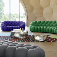 Table basse en acier inoxydable de style design avec texture ondulée, créant une touche de luxe dans les combinaisons de mode modernes Arta Choiceformetal