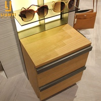 Vitrine à lunettes sur pied en bois haut de gamme, prix de vente au détail personnalisé, mobilier d'exposition pour magasin d'optique tendance