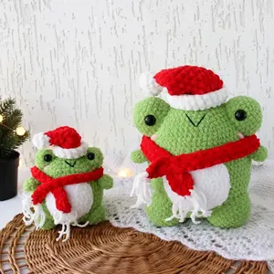 Poupée grenouille au crochet de Noël en peluche grenouille en velours au crochet avec chapeau et écharpe