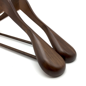 Perchas de Madera para Trajes de Buena Calidad con Logotipo, Gancho Metálico Multifuncional Duradero, Diseño Minimalista Antideslizante para Uso en Armarios - Product Image 3