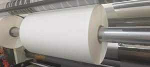 Rollo de película PE/<span class=keywords><strong>BOPP</strong></span>/PET metalizado al vacío de plata de 8 micras, película de laminación térmica para embalaje - Product Image 6