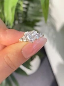 Anillo de Compromiso con Diamante de Laboratorio en Forma de Corazón de 2.00CT |   Solitario de Oro de 14K - Product Image 6