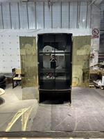Armoire à vin artistique moderne avec panneau latéral texturé et pieds métalliques coniques pour armoire à vin résidentielle haut de gamme