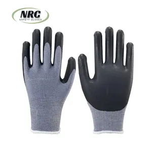 Gants de travail en tricot HPPE de calibre 18 anti-coupure niveau 3 mousse noire nitrile nbr double revêtement résistant aux coupures