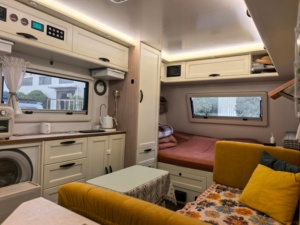 Remolque de Viaje Económico de Aluminio Moderno de 5.9m, Chasis AL-KO, Capacidad para 4 Personas, Frenos Eléctricos, Autocaravana Económica - Product Image 6