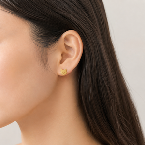 Boucles d'oreilles asymétriques motif chat (visage et queue) en acier inoxydable plaqué or 14K sous vide, 8 mm, avec fermoir papillon - Product Image 5
