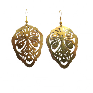 Vente en gros de boucles d'oreilles tendance en laiton, métal, motif floral, goutte d'eau, plaqué or, accessoires de bijoux pour femmes pour les occasions d'anniversaire - Product Image 4