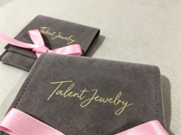 Pochette à Bijoux en Velours Gris avec Logo Doré Personnalisé, Cordon de Serrage et Nœud en Ruban Rose – Idéale pour Cadeaux de Mariage, Colliers, Boucles d'Oreilles et Bagues (Vente en Gros)