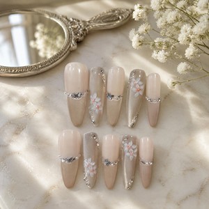 Faux ongles de luxe personnalisés à presser, motif floral avec strass, couvrance totale, brillants, forme amande et stiletto pour doigts - Product Image 4