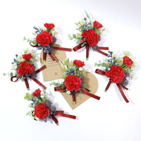 Boutonnière de mariage en œillet rouge avec verdure et ruban rouge, fleur artificielle faite à la main pour revers de costume de marié, bal de promo ou fête