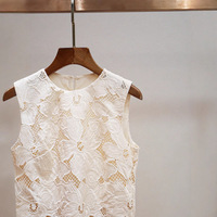Robe droite deux pièces à col rond sans manches, longueur au-dessus du genou, avec empiècements floraux ajourés