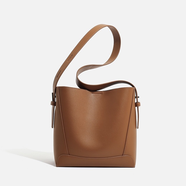 Women's Autumn Winter Fashion Large Capacity Crossbody Genuine Leather Zipper Closure Versatile Single Shoulder Bucket Bag