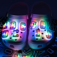 2025 yeni Trend parlayan LED ayakkabı Charm siyah harfler PVC özel takunya Sneakers ayakkabı Charm kolej spor takım ayakkabı Charm rulo gelgit