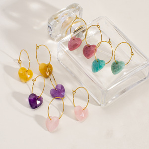 Anting-anting bentuk hati bersegi tinggi dengan kristal alami, anting-anting pesona batu kristal, pengait baja titanium emas - Product Image 2
