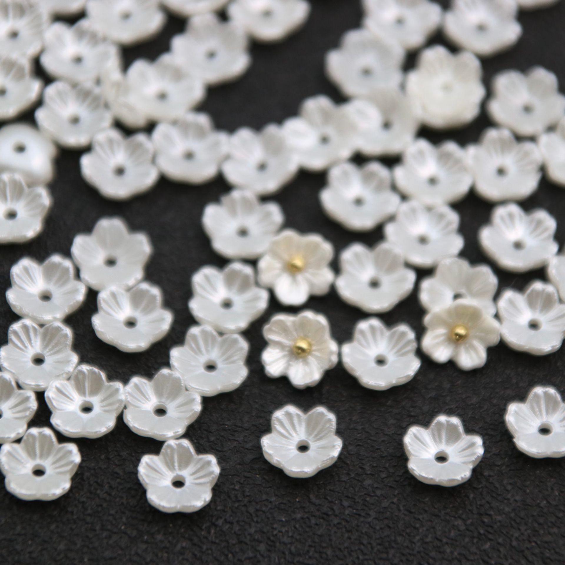 Fleur à cinq pétales, environ 8 mm de diamètre