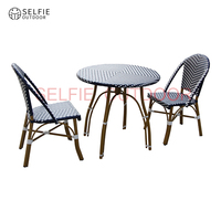 Ensemble de meubles de patio en aluminium et rotin moderne et durable avec 2 chaises + 1 table, confortable pour une utilisation en extérieur et dans la salle à manger/salon