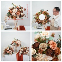 Nouvelle conception moderne de décoration florale pour mariage d'automne, boule de fleurs mélangées en terre cuite et roses champagne, orchidées, centre de table pour mariage