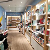 Présentoir double face sur mesure en bois pour produits pour bébés, idéal pour les magasins de puériculture - Vente en gros