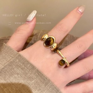 Anillo de piedra de ojo de tigre Maillard Retro de estilo de Hong Kong, un anillo de comer de boca abierta de moda y versátil para mujeres - Product Image 3