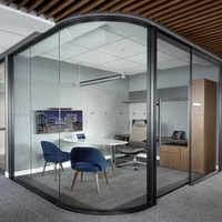 Cloison en verre trempé incurvé au design unique Arc pour centre commercial, immeuble de bureaux