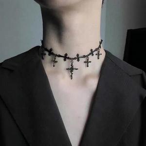 Collar Gargantilla Cruz Oscura de Aleación de Zinc Negra y Plateada, Cadena para Clavícula Estilo Gótico Punk, Moda Europea y Americana para el Día a Día - Product Image 1