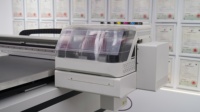 Impresora UV 6090 Hoson de 3 cabezales I3200 con barniz blanco y posicionamiento visual