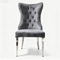 Chaise de salle à manger de luxe en velours gris avec pieds en acier inoxydable chromé, dossier capitonné en losanges et dossier en anneau de lion