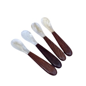 Ensemble de Spatules, Cuillères, Fourchettes et Couteaux de Luxe Léger avec Manche en Bois Poli Miroir et Décoration Coquille de Perle LEXDO - Product Image 5