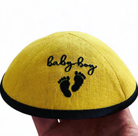 Kippah de Lino Personalizada para Bebé con Bordado de Huella y Ribete en Contraste Negro, Regalos Judaicos para la Ceremonia de Brit Milah