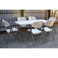 Tables et chaises pliantes en plastique HDPE durables pour la location en gros, idéales pour les événements extérieurs, les banquets, les jardins et les salles à manger.