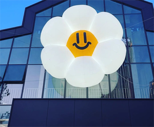 Nuovo Design Personalizzabile: Scultura Gonfiabile Gigante a Forma di Fiore Pop Art Giallo per Piazze Commerciali di Alto Livello - Product Image 3