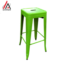 Ensemble de table de bar intérieur-extérieur en métal rouge carré de 23.75 ''de qualité commerciale tabourets à dos nu à siège carré