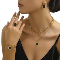 Ensemble collier et boucles d'oreilles carrées noires superposées en alliage haut de gamme style Ins ; Bracelet et bague d'index de niche luxe léger