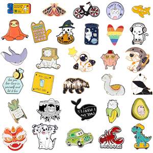 En gros, Broche en émail moderne et écologique, motif abeille de dessin animé, en métal, pour sacs à dos et vêtements - Product Image 3