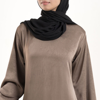 Ensemble Abaya Modeste Luxe Discret et Tendance, Couleur Taupe Chaleureuse, Robe Musulmane 2 Pièces avec Manches Kimono et Hijab en Satin – Commande en Gros pour Fabricants