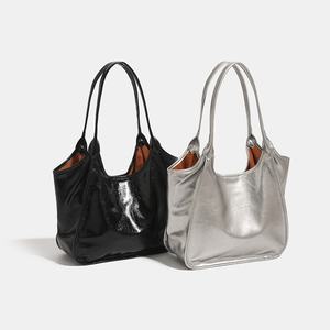 Sac à bandoulière de luxe pour femme, grande capacité, étanche, avec fermeture éclair, idéal pour les loisirs, les voyages quotidiens et les trajets, par un créateur de mode de haute qualité - Product Image 2