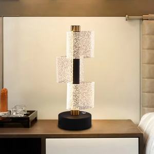 Lampe de table décorative compacte et exquise pour chambre à coucher, magnifique lampe de table LED en acrylique noir et or pour salon et canapé - Product Image 5