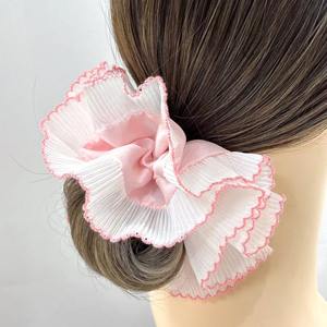 Diadema de Satén con Borde Ondulado Romántico Francés, Banda para el Cabello de Novia Hecha de Tela Romántica - Product Image 3