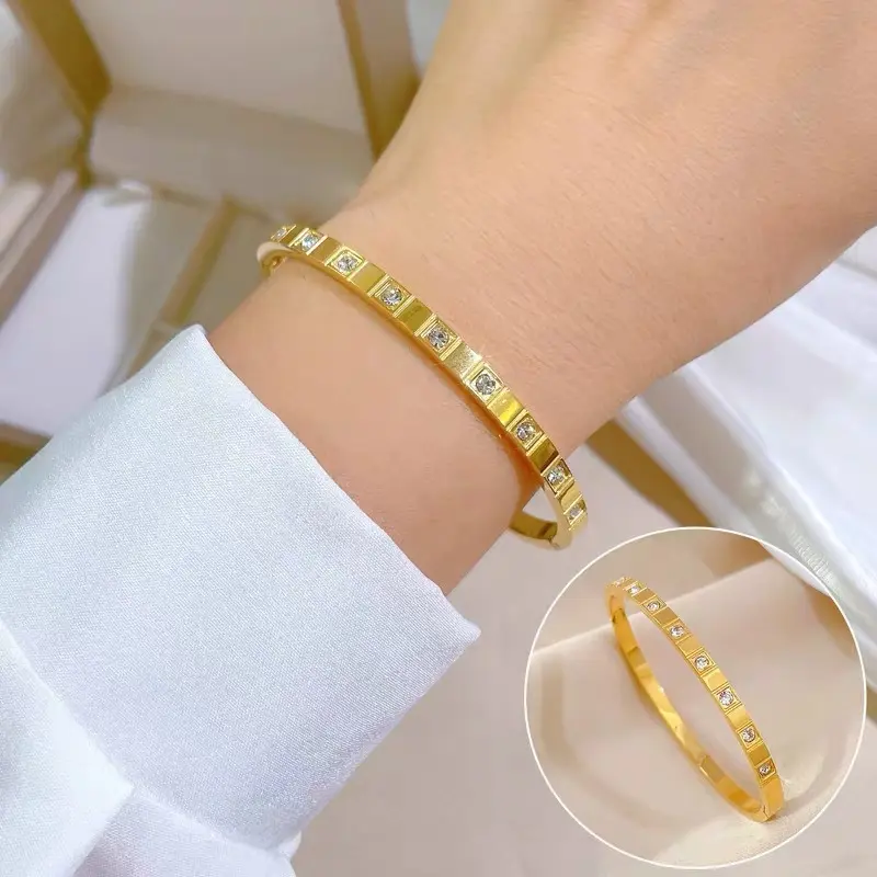 2024 perhiasan gelang bagus wanita trendi baja tahan karat gelang lapis emas 18k tanpa noda desain campuran stok tersedia