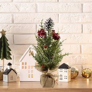 Arrangement <span class=keywords><strong>de</strong></span> table <span class=keywords><strong>de</strong></span> Noël avec baies rouges, décorations artificielles <span class=keywords><strong>de</strong></span> pin en feuilles persistantes dans un <span class=keywords><strong>pot</strong></span> en <span class=keywords><strong>toile</strong></span> <span class=keywords><strong>de</strong></span> <span class=keywords><strong>jute</strong></span> pour une présentation festive - Product Image 2