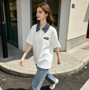 <span class=keywords><strong>Polo</strong></span> blanc pour <span class=keywords><strong>femme</strong></span> avec col à carreaux, broderie ours et imprimé lettres, haut à manches courtes - Product Image 3