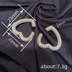 Orecchini pendenti da donna a cuore aperto con pavé completo di zirconi, gioielli alla moda - Product Image 4